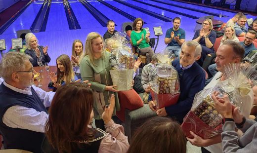 Oslava s tortou a bowlingom