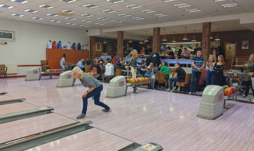 Oslava s tortou a bowlingom